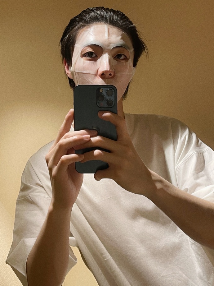 陈立农隔离时晒敷面膜对镜自拍 精致猪猪男孩养成计划进行中