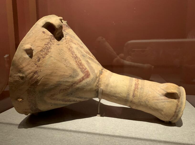 由于鼓有良好的共鸣作用,声音雄壮而且传送很远,所以在远古时期的祭祀