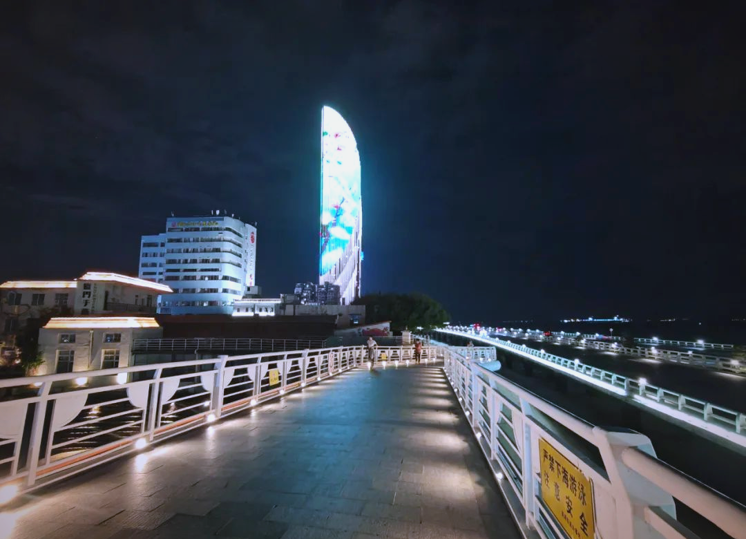 城区夜景更添彩,滨海步道照明升级