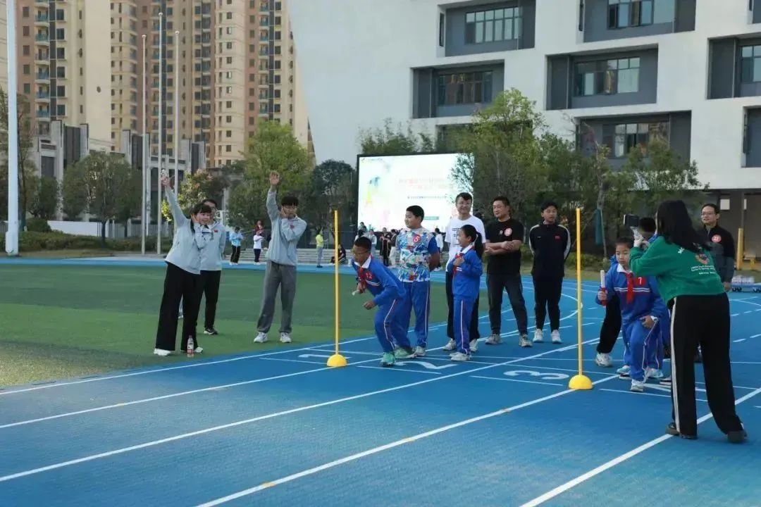 丁校長和孩子們一起迎面接力,樹立榜樣.南塘小學南精