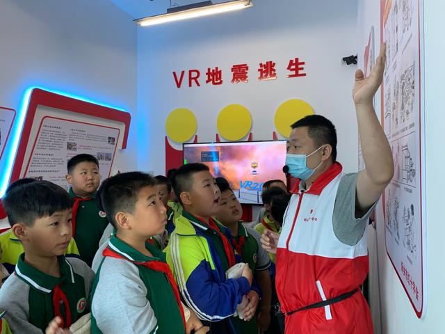 新乡市牧野区黄岗小学近千名师生前往红十字应急救护培训基地参观学习