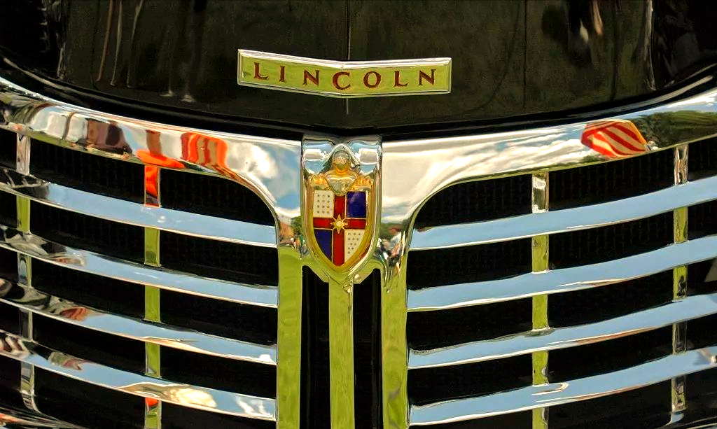 1949年,林肯汽车迎来了全新的前脸设计风格,其中盾牌车标依旧稳居正中