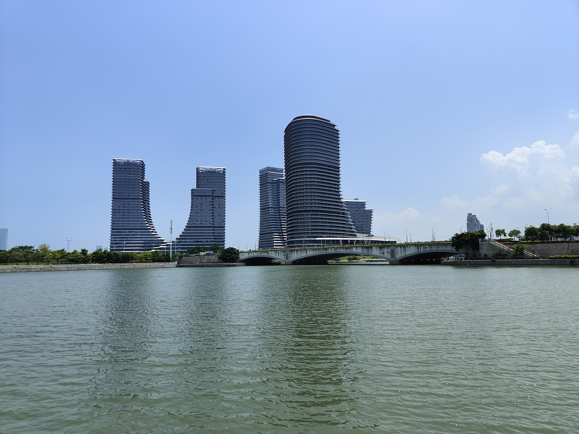 海沧湾是一座沿海湾线打造出的带状公园,厦门旅游的绝佳地方