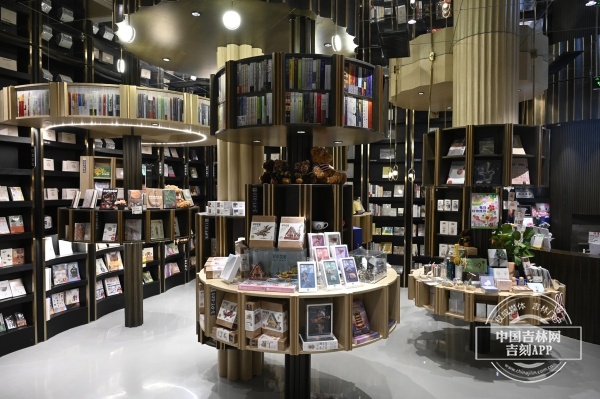 世界读书日·逛书店去⑤丨在长春最美书店钟书阁 触摸人文的筋骨和