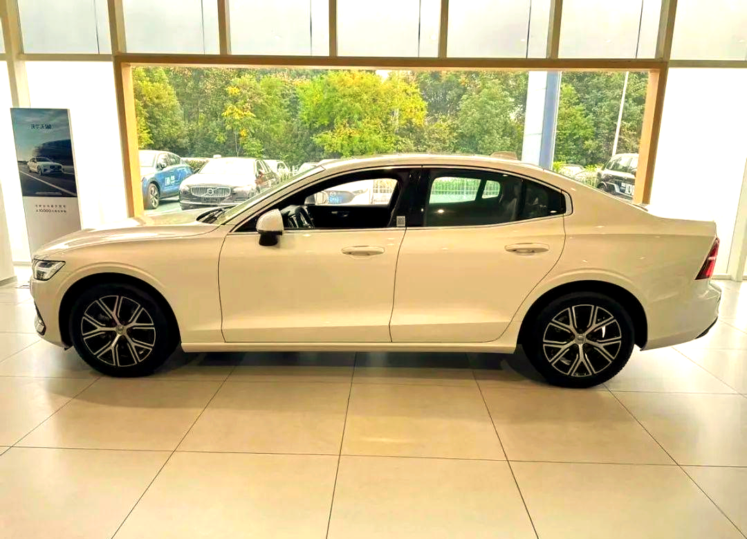 沃尔沃s60的尺寸为长4778mm,宽1850mm,高1437mm,轴距为2872mm,这样的