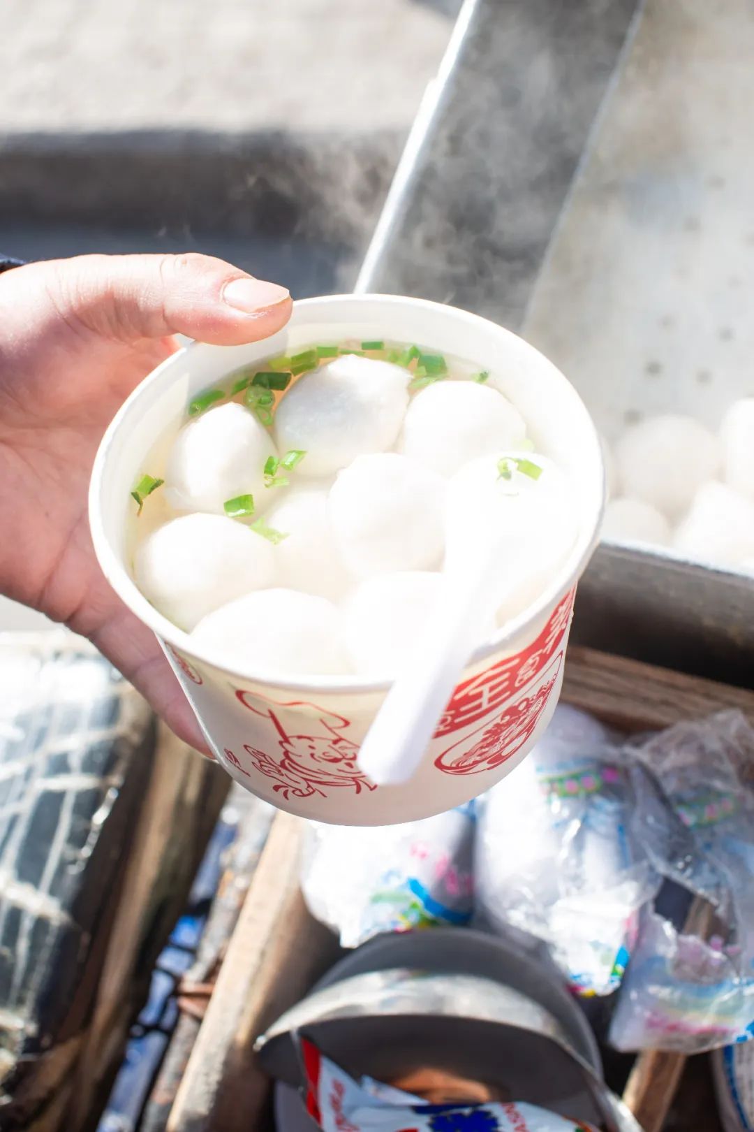 鱼丸是分开的,要吃的时候打好鱼丸和热汤,简单地加上醋和胡椒,味精