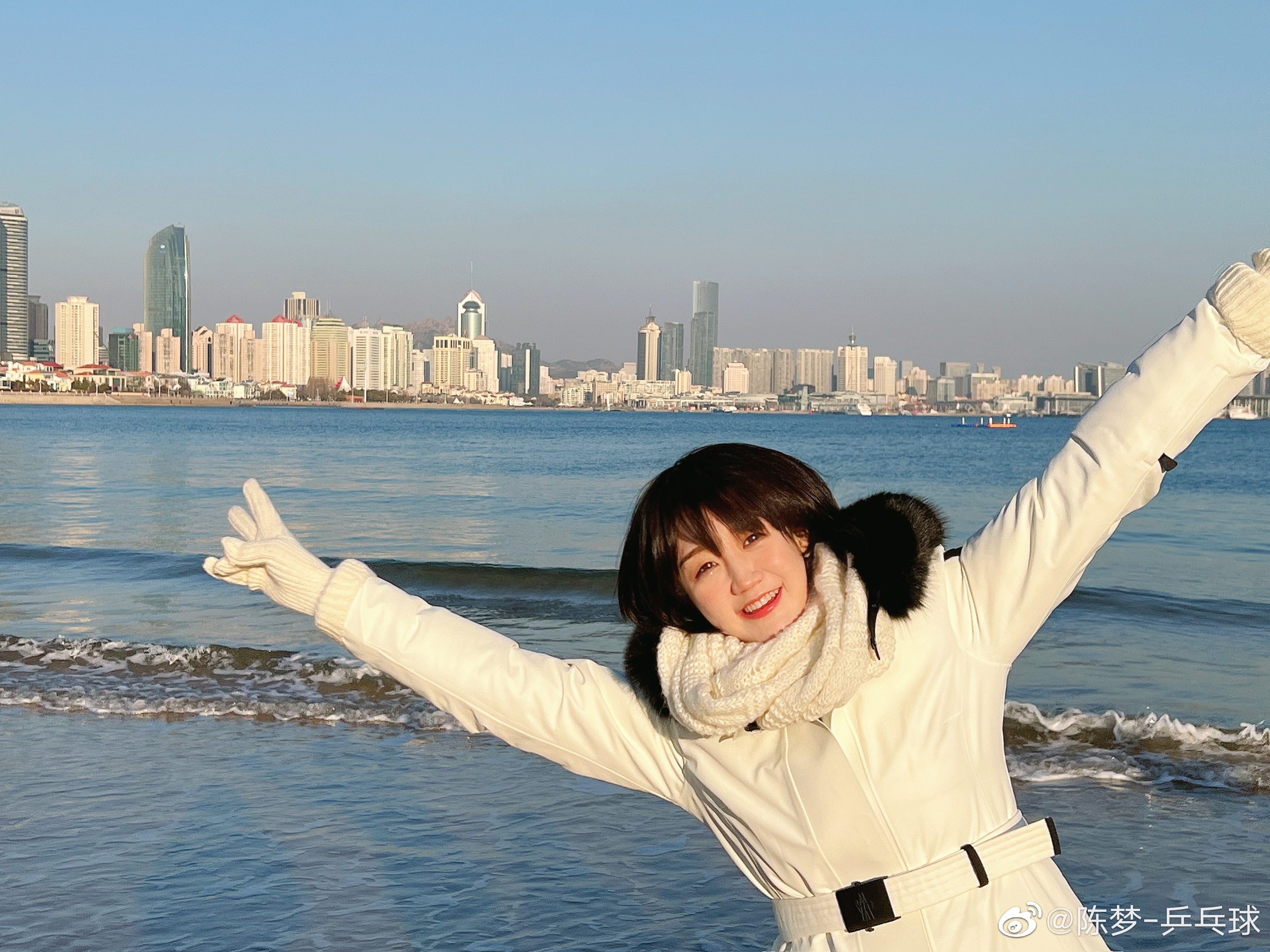 美丽的奥运冠军!陈梦晒2022新照:28岁青岛姑娘一身白,活力四射