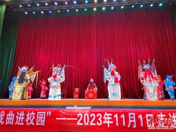 桃源县汉剧艺术团走进县一中开展"戏曲进校园"活动