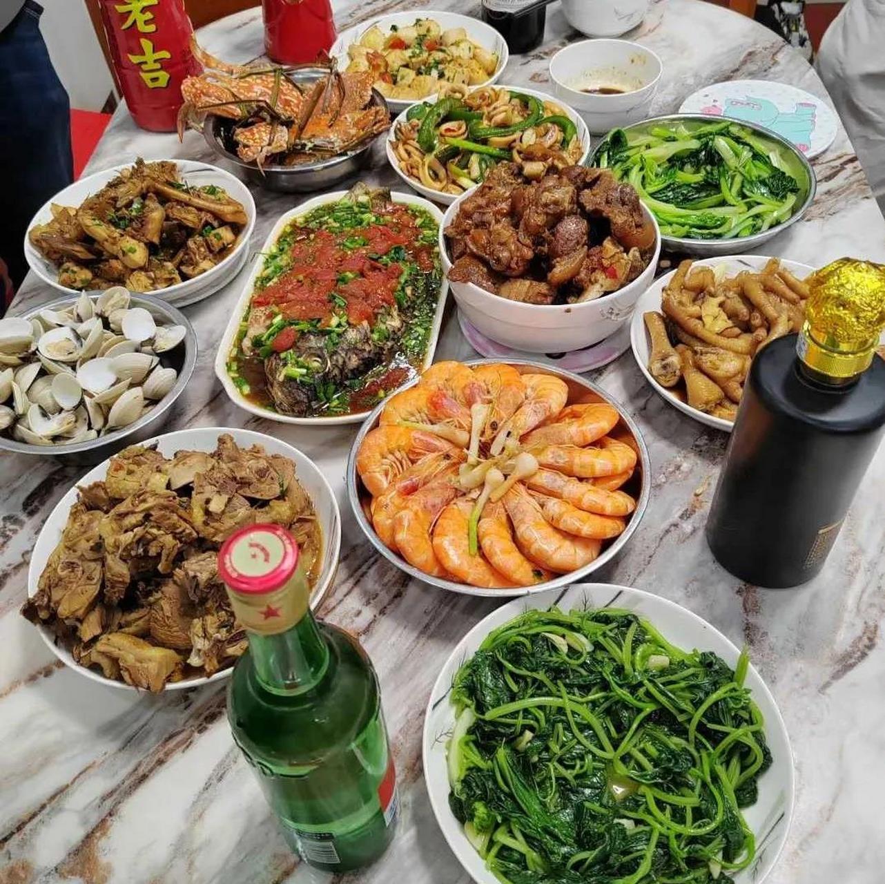 我看着像广西家庭聚餐,但是好像少了最重要的白切鸡.