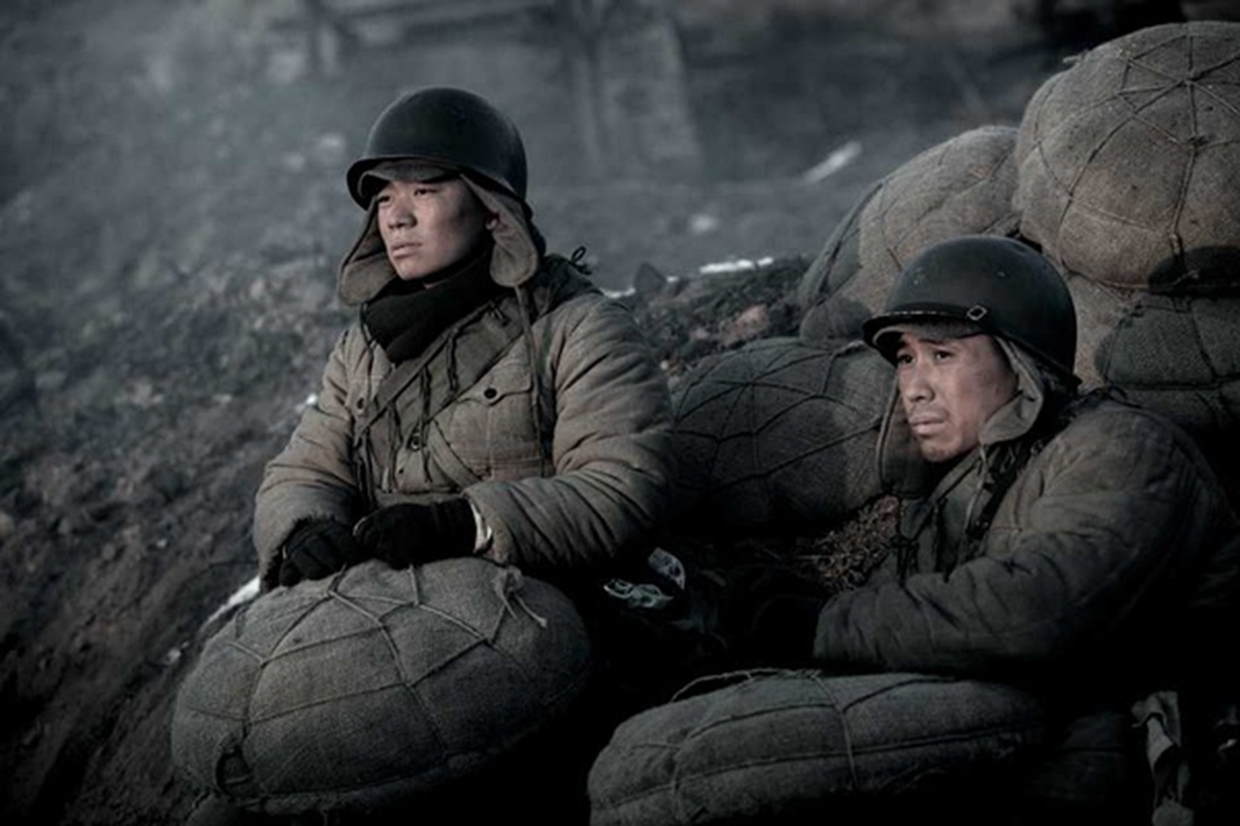 《集结号》中已经负伤的谁从战壕里爬出来?饰演者是谁?