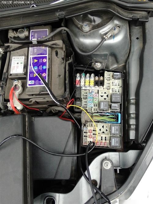 福特经典福克斯的前大灯保险丝位于引擎舱内,靠近电瓶的左侧,具体在