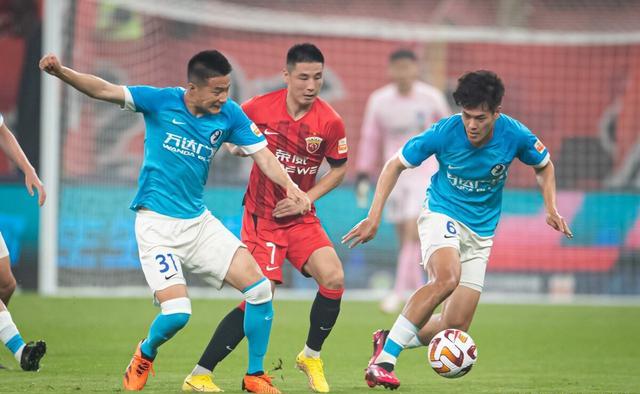 爆冷夜,1-1!阎相单刀球破门,海港闪电扳平,var介入大连人红牌!