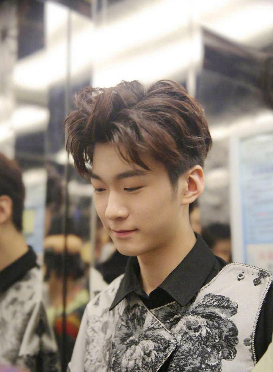 张亮的儿子甜甜今年15岁,身高190cm[吃贵],长大了, 越长大越像爸爸