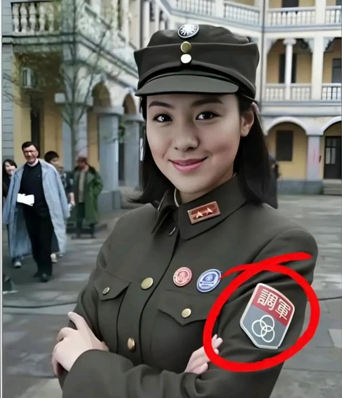 这是一名身穿国民党军装的女军官,看军衔是中尉,不过她的臂章有点让人