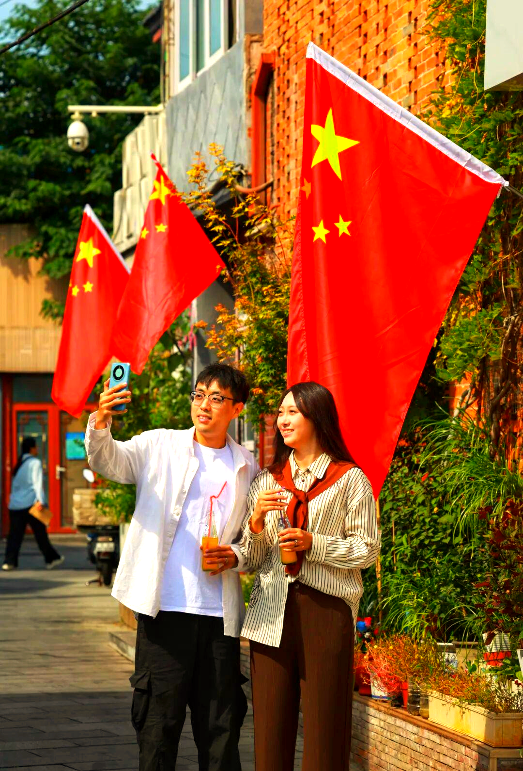 西城区国庆盛庆:红色浪潮与节日氛围的交响曲