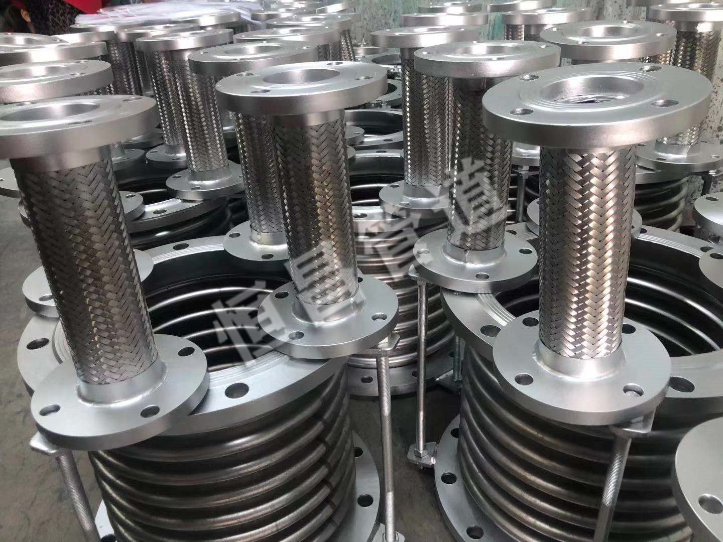 直埋式波纹膨胀节具有良好的柔韧性,耐腐蚀性