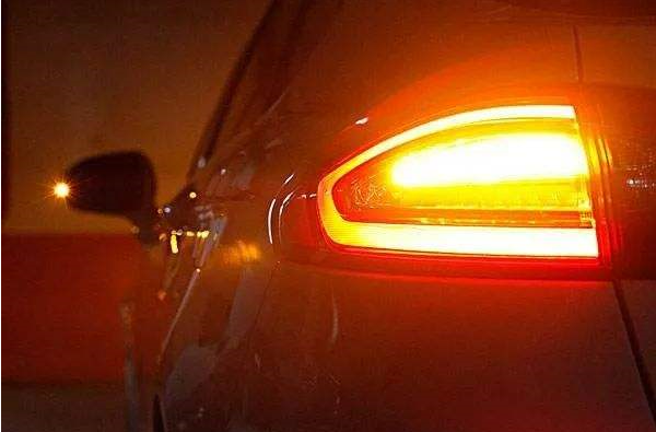 惊险曲靖一轿车就因忘打转向灯出车祸径直撞向隧道内壁