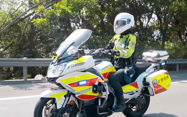 「致敬了不起的她」广东深圳:温柔的力量——女骑警时春霞