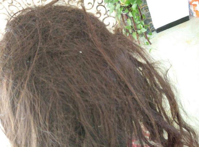 产后一个月没沾水,出了月子用肥皂洗头发,脸上掉粉末,太夸张了