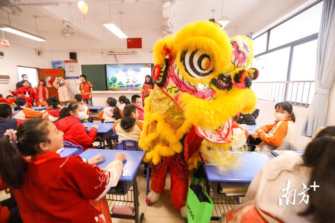 环湖小学图片