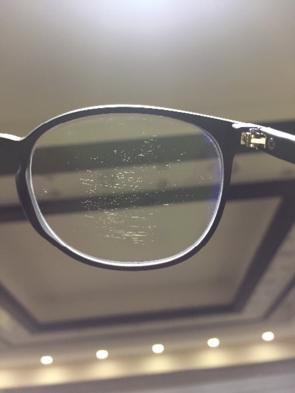 眼镜镜片内侧反光时能看到密密麻麻的细纹