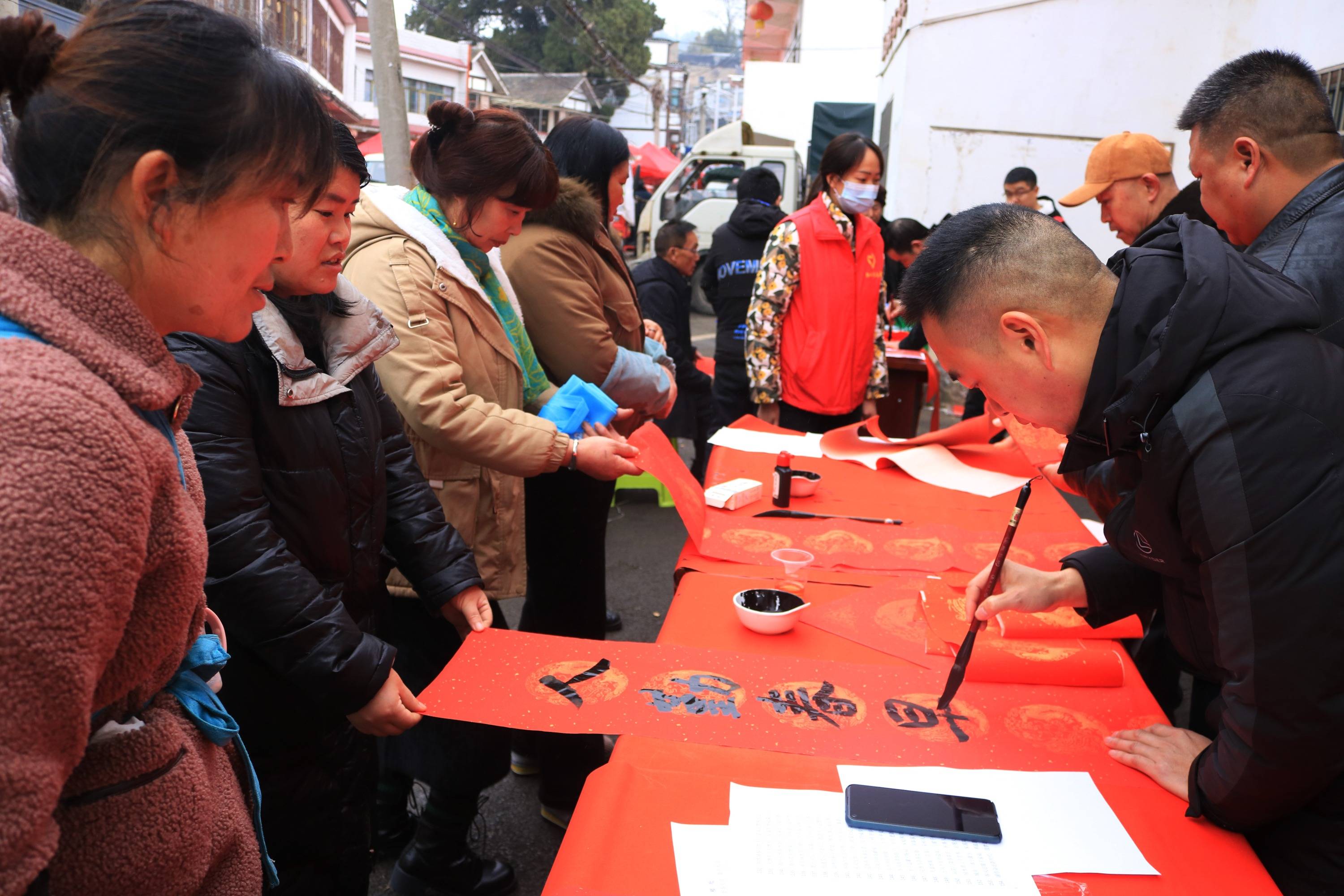 黔西市花溪乡:送春联下乡惠群众