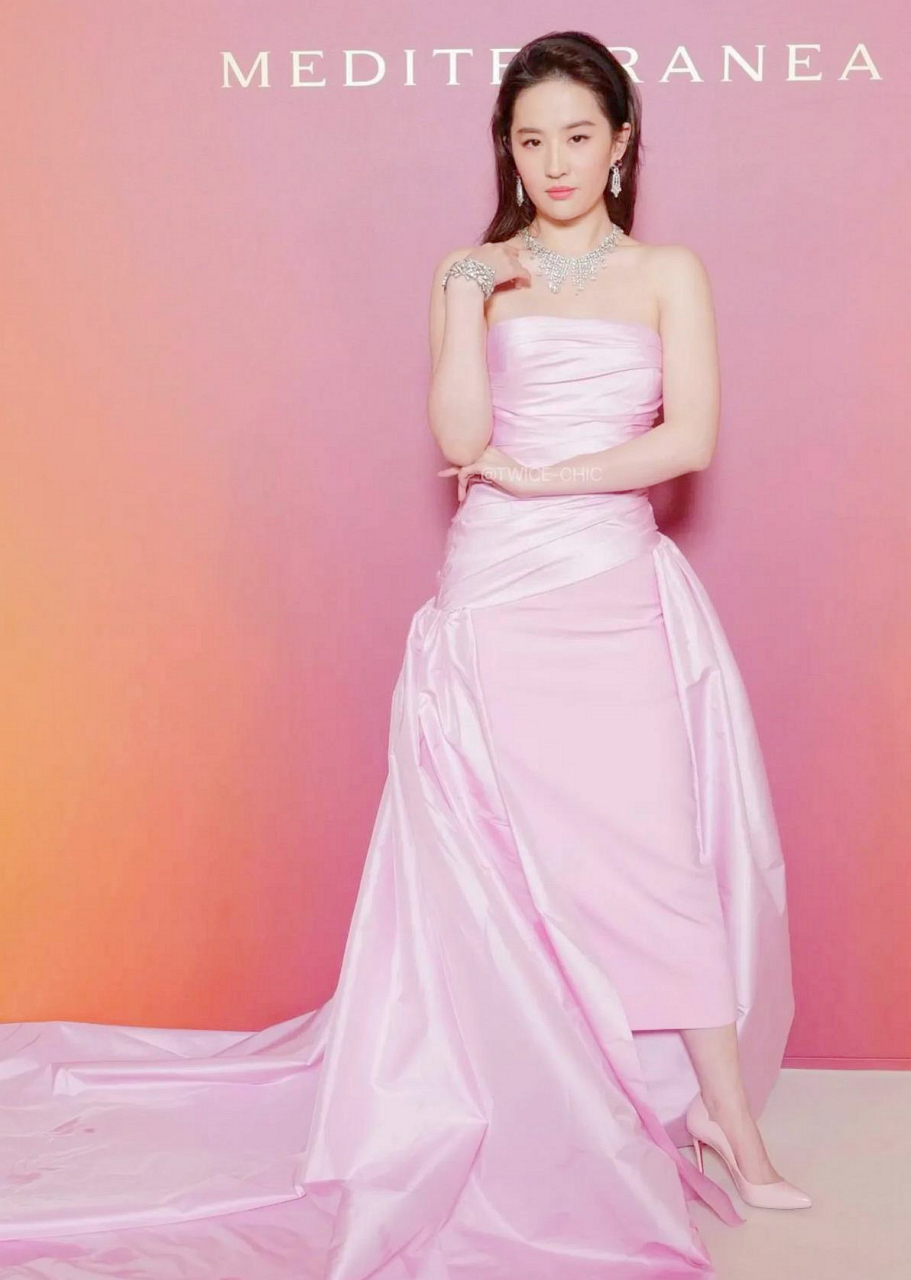 她身穿粉色抹胸上衣现身威尼斯宝格丽秀场.