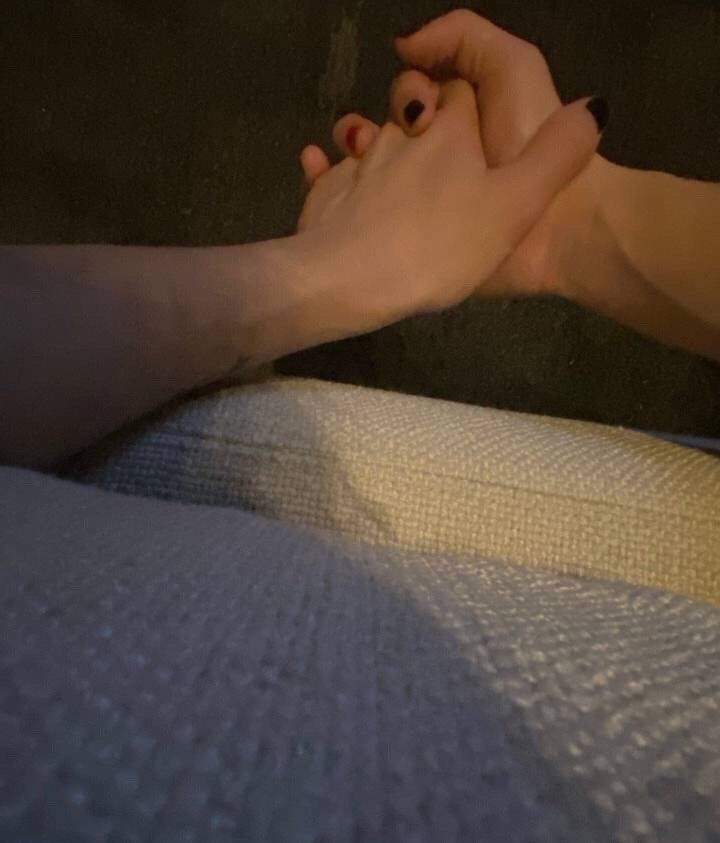 周震南左手牵右手过七夕节,评论区爆料:我是用鼻子按的拍照键!