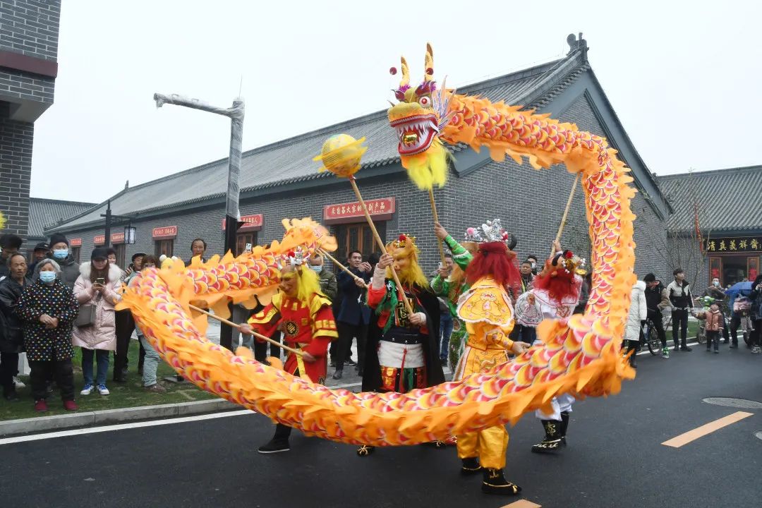 看高空杂技,赏奇幻魔术……长官杂技小镇带你国庆嗨翻天!