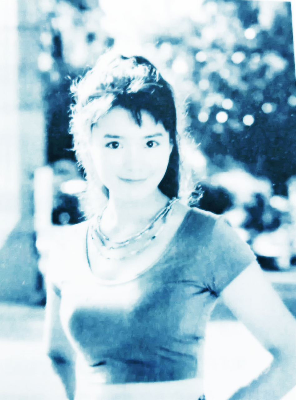 朱迅年轻时的照片流传开来,让大家一睹她迷人的青春风采.