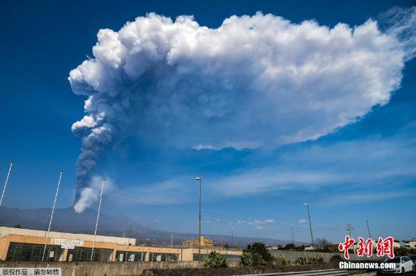 意大利埃特納火山噴發 濃煙直衝天際彷彿豎起一道屏障