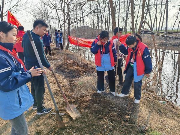 大手拉小手 同植一棵树——怀远县龙亢农场中学开展植树绿化活动