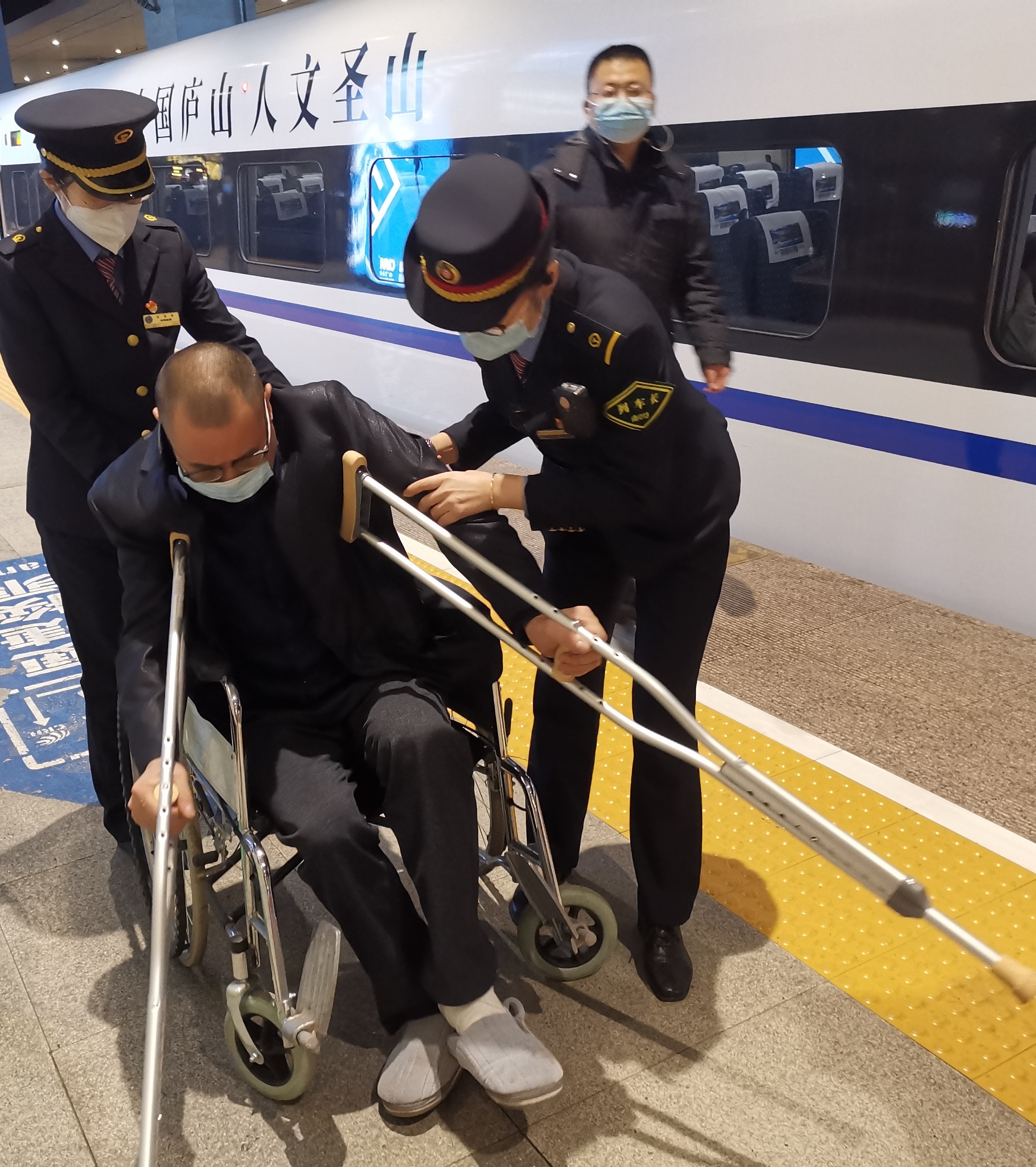 南昌客运段动车二队于晓晖:用心发现需要帮助的乘客