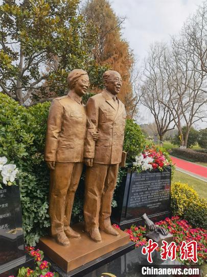 吴孟超夫妇合葬人文纪念公园 女儿:劳碌一生的父亲终可安息