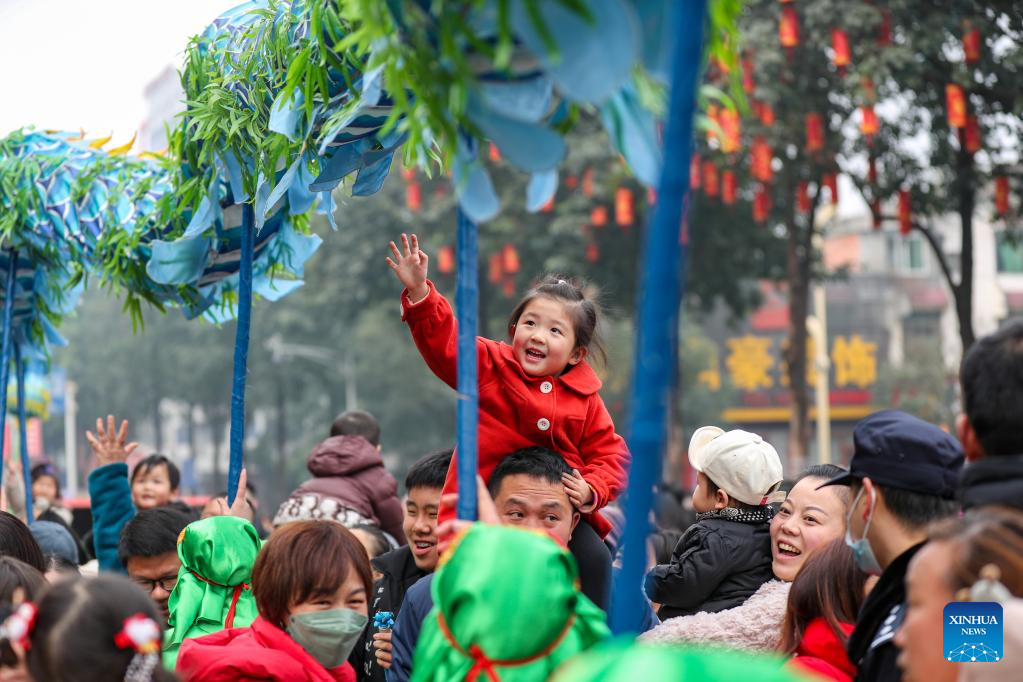 chinese people celebrate lantern festival