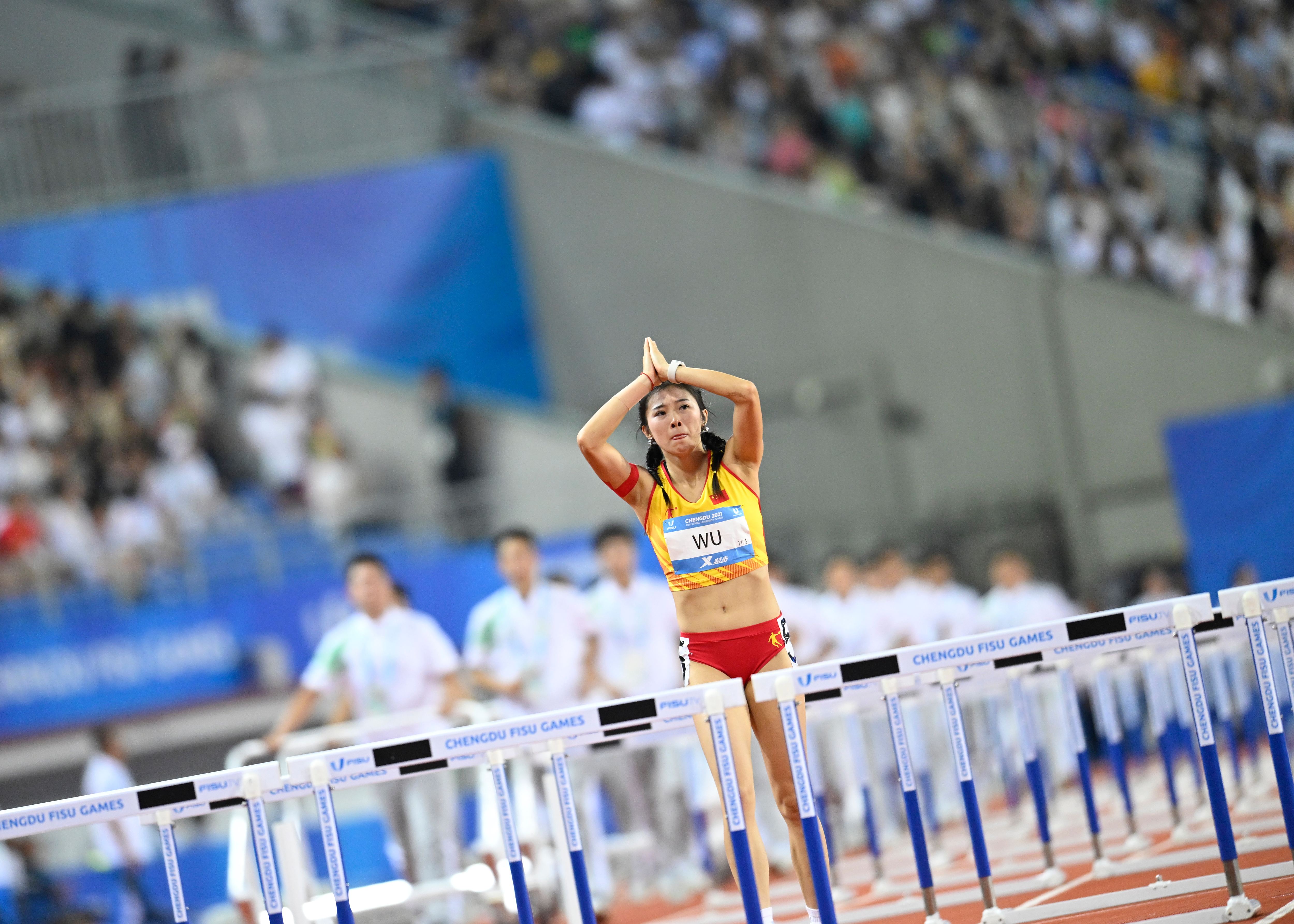 田径——女子100米栏决赛:吴艳妮摘银(5)