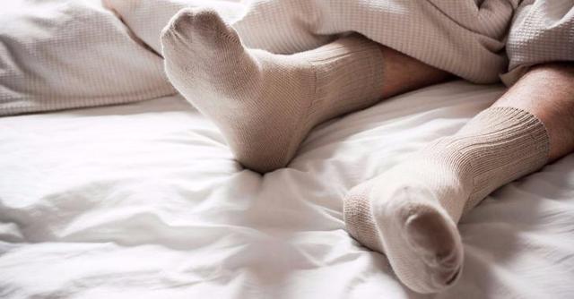 为什么说穿袜子睡觉更好?日本人普遍长寿,跟他们的袜子有关吗?