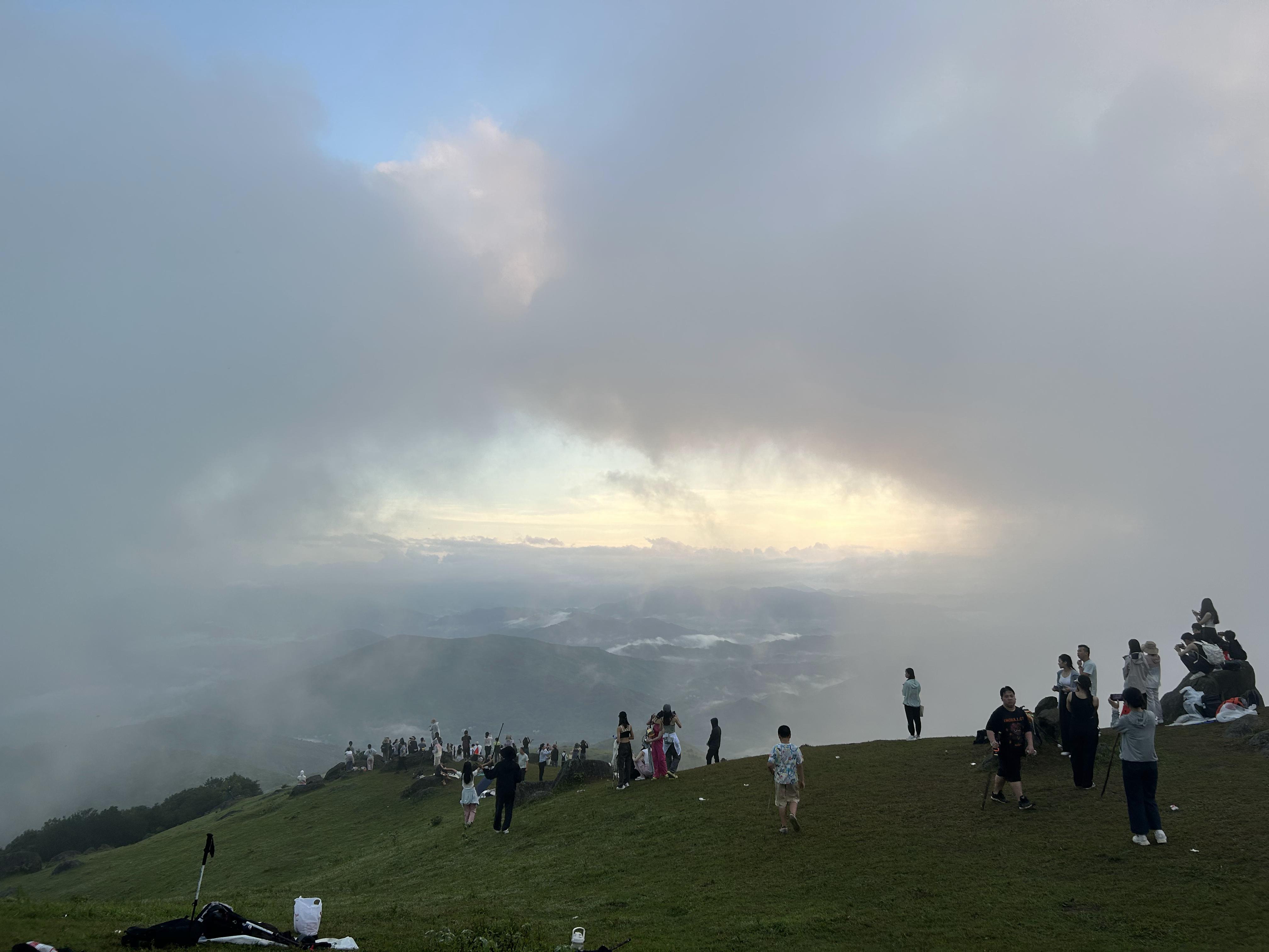 广西防城港哪里可以登山——望洲顶游玩攻略,蓝天碧草,天然山路