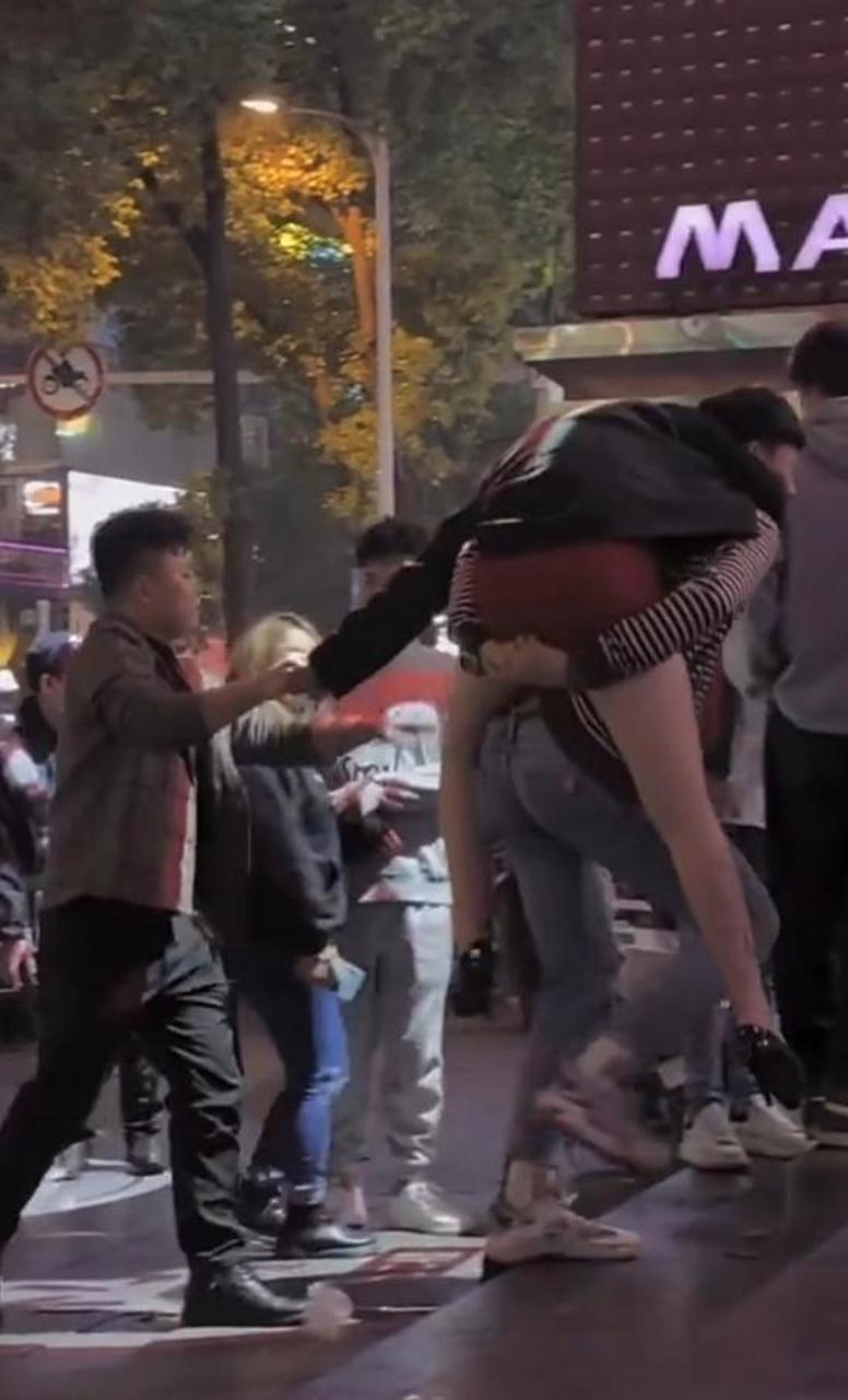 女同事喝醉了,一群男同事抢着送她回家,大家感情是真的好