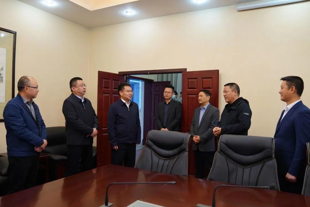 节后首个工作日,段勇走访看望慰问干部职工