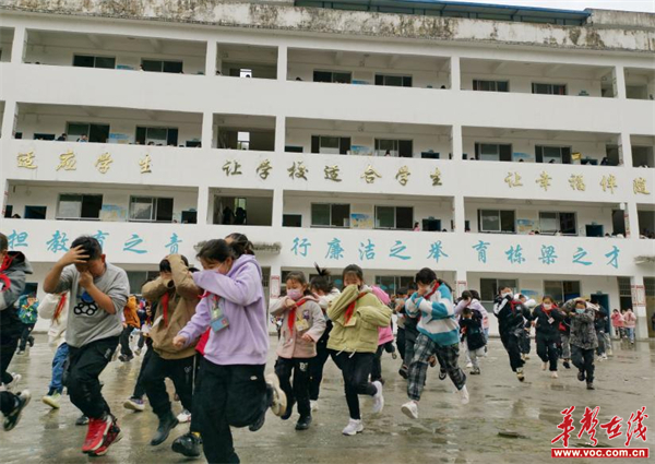 龙山县靛房镇九年制学校开展消防紧急疏散演练活动