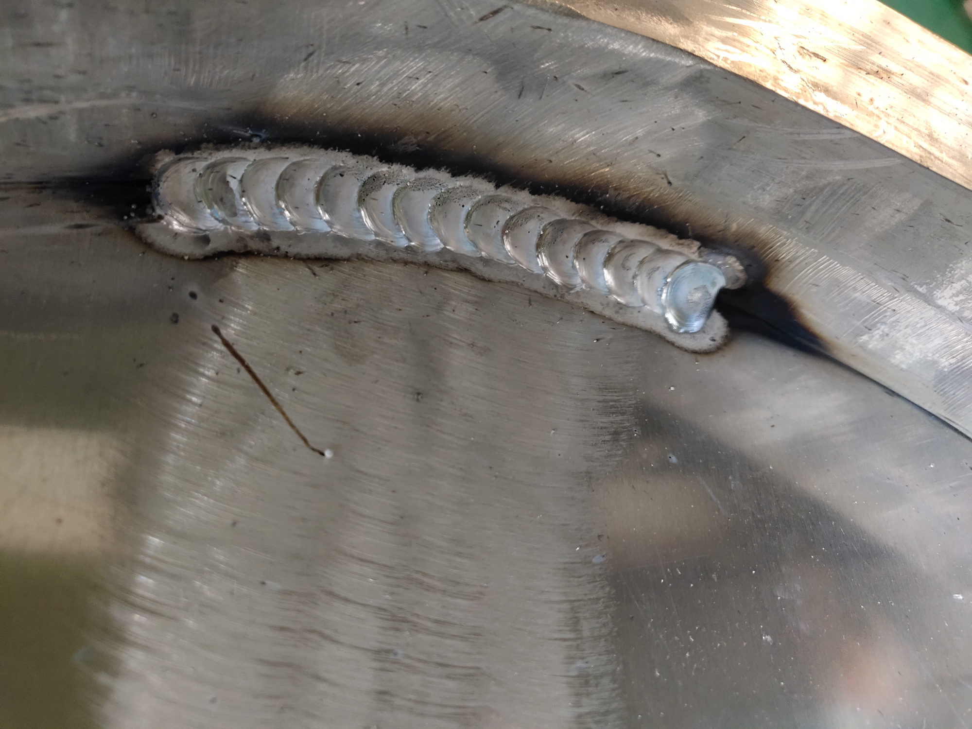 铝气保焊焊接过后,焊缝的两侧及两端都会有发黑现象,这个发黑是一些