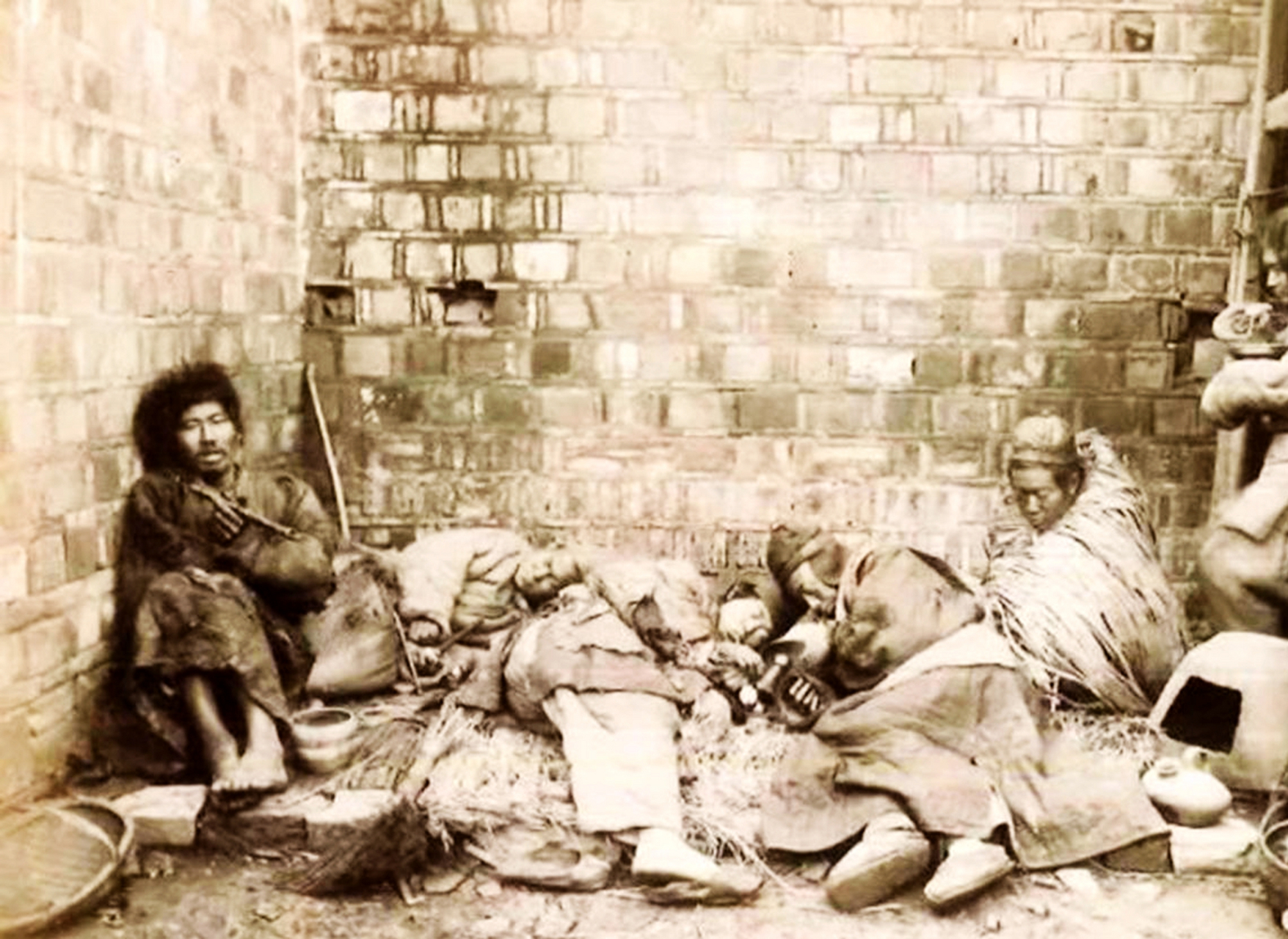 照片中,几个清朝的穷苦人聚集在一个角落里抽鸦片.