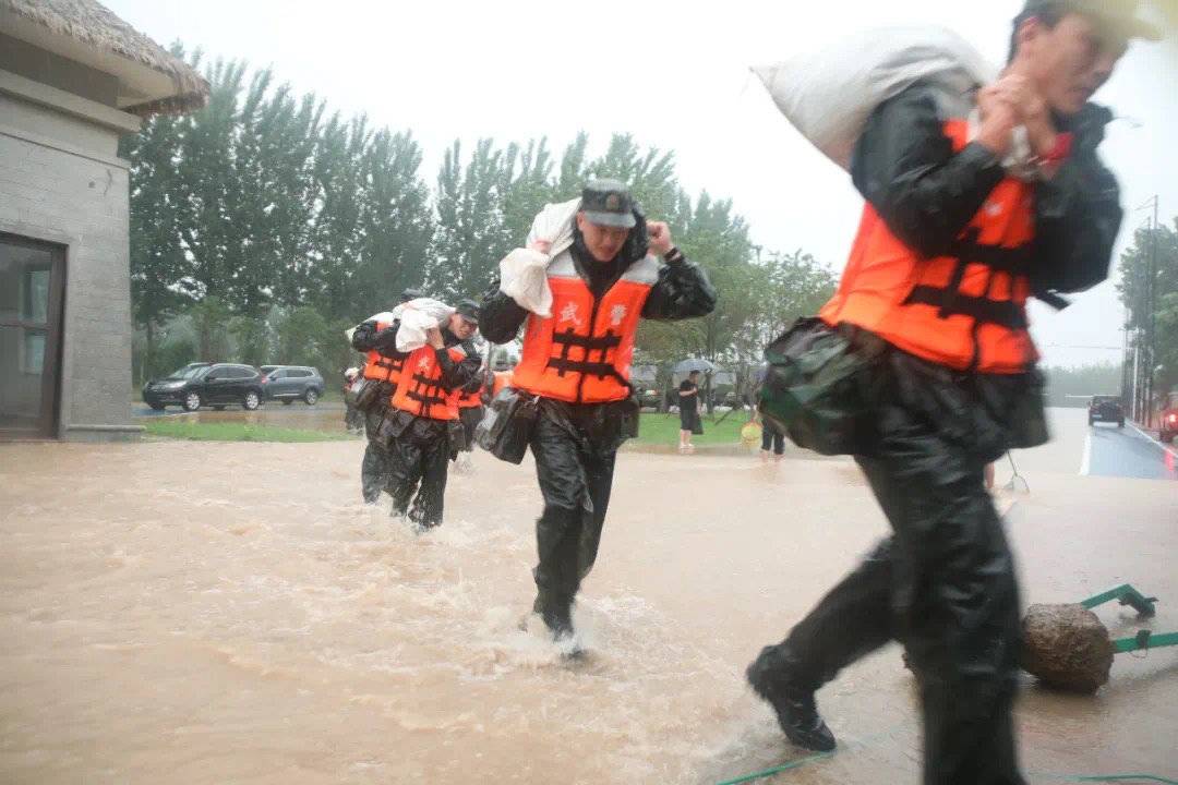暴雨来袭 河南武警官兵紧急投入抢险救援