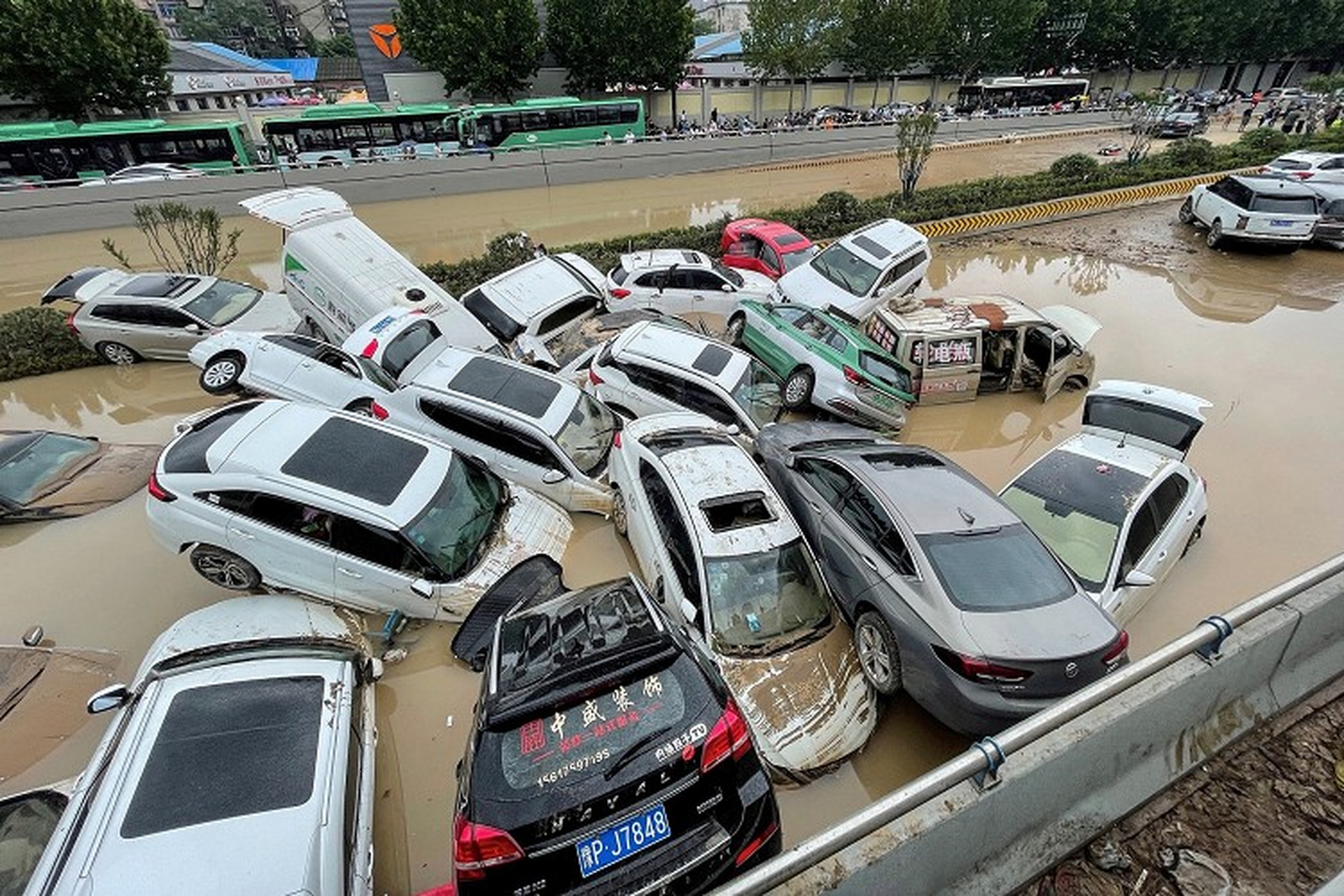 郑州特大暴雨灾害 郑州市遭遇史上最大暴雨侵袭,车辆被淹没在积水中