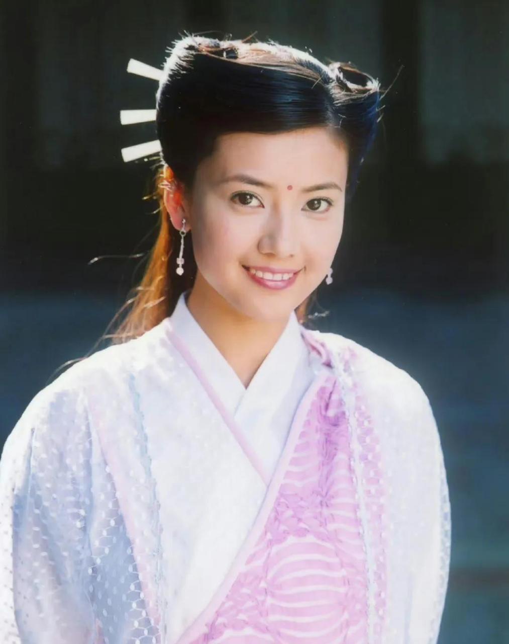 与剧中呈现出来的差距还是比较大的,剧中的造型让周芷若看起来有点