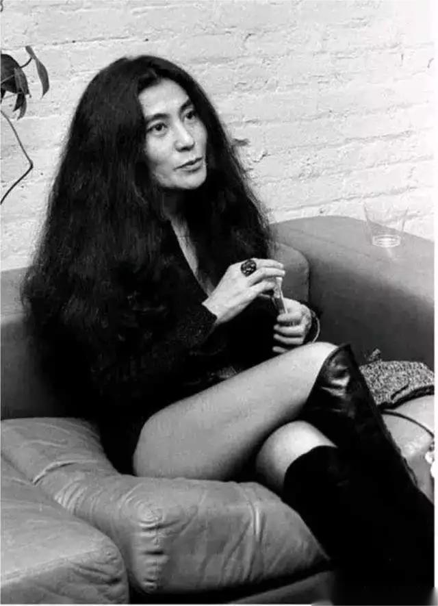 小野洋子用身体和泪水诉说女性的艺术,结果被剪的一丝不挂