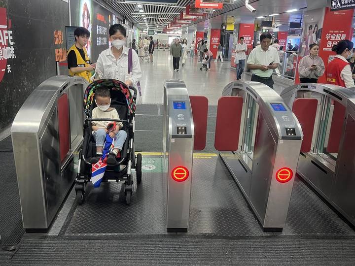 端午即到,顶流龙翔桥地铁站改造升级如何?乘客:加宽闸机真方便