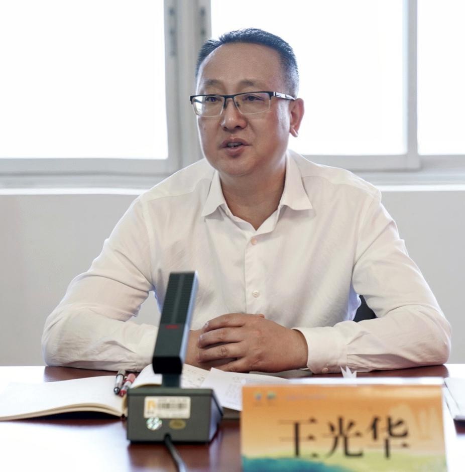 王光华走进人大代表联络站接待人大代表和选民代表