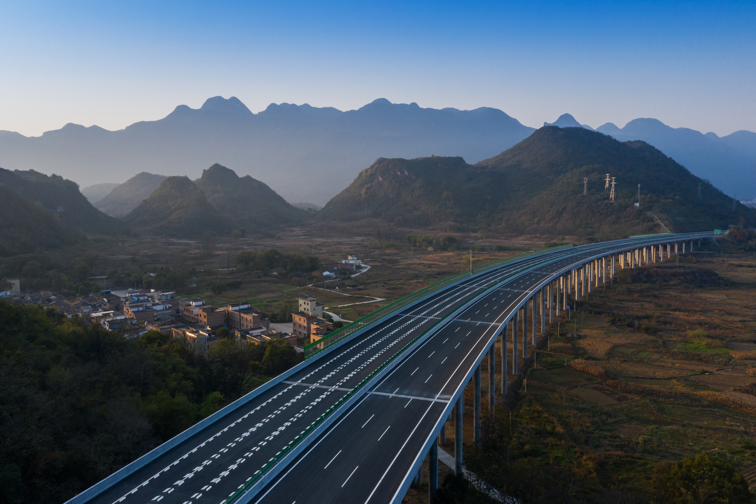 广东高速公路通车总里程突破1.1万公里,连续8年全国第一